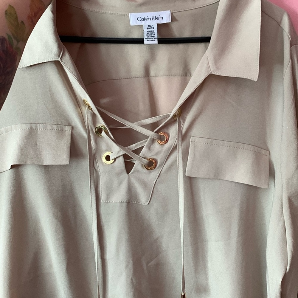 Calvin Klein crisscrossed blouse - XL in beige